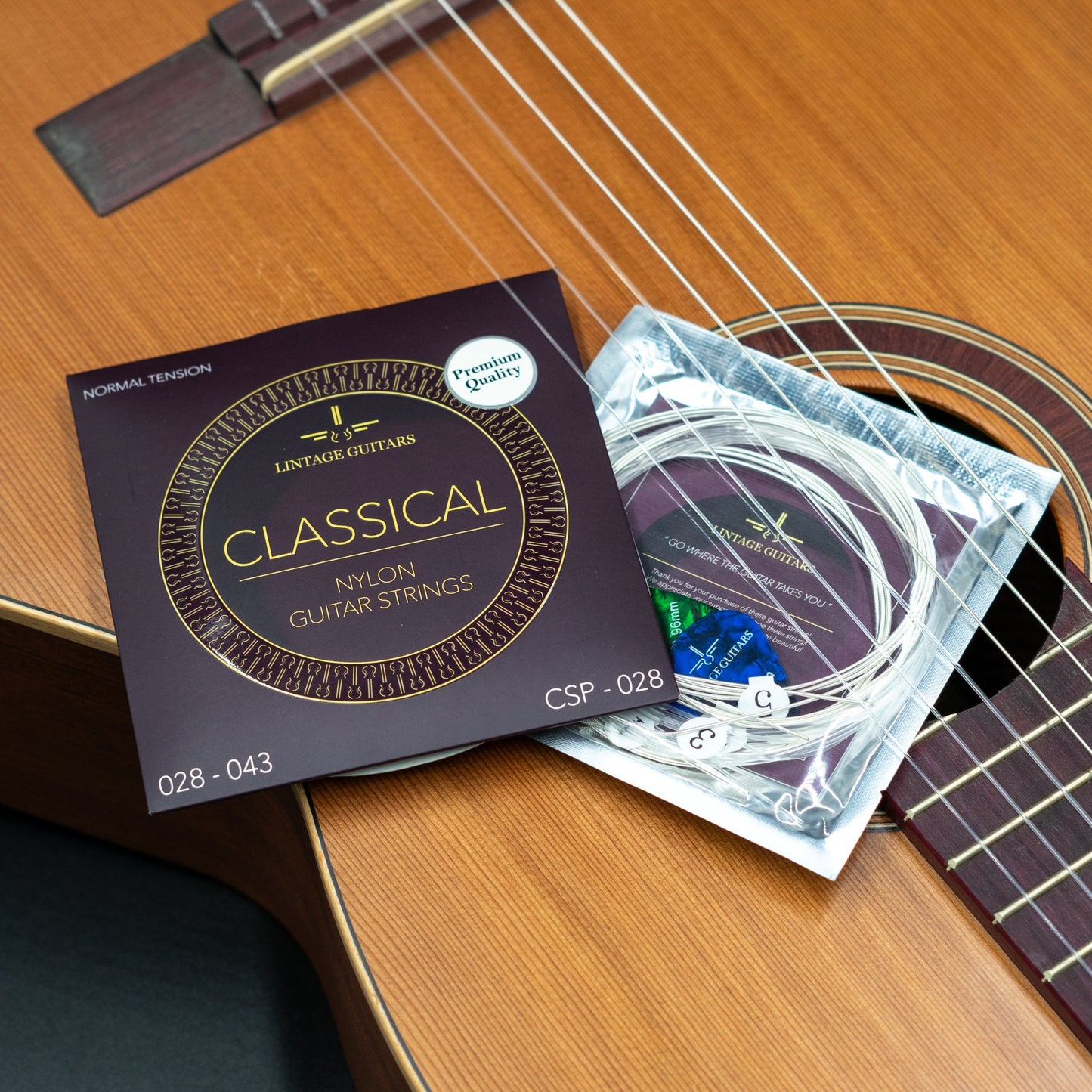 Normal Tension - CSP-028 - Gitaarsnaren - Inclusief 3 Celluloid Plectra