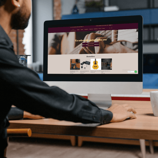 Een man kijkt naar de Lintage Guitars webshop. 